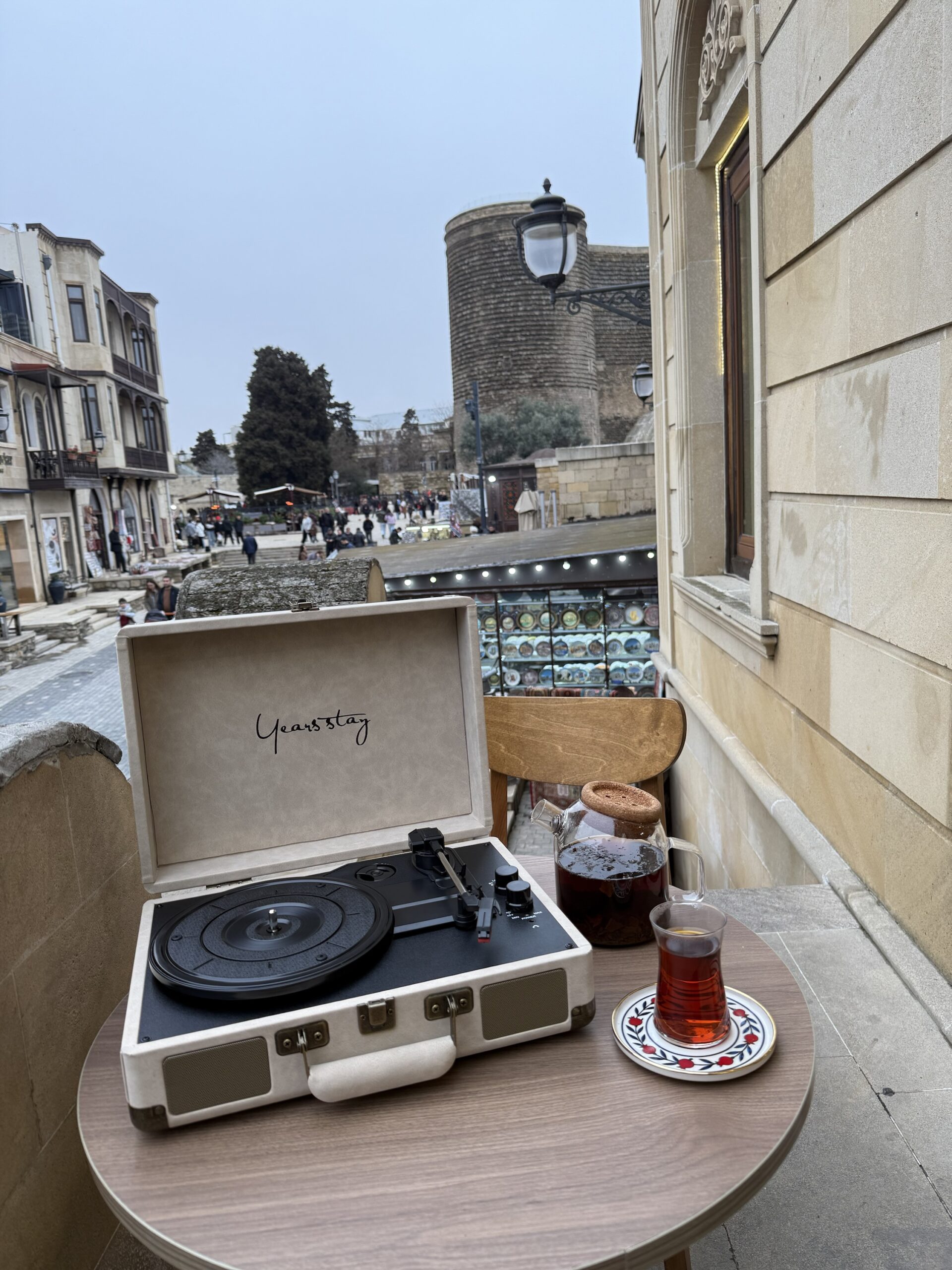 Gramofonbaku GRM005 krem rəngi çanta Pikap – Bluetooth Retro plak Çalar 1 Gramofonbaku GRM005 krem rəngi çanta Pikap – Bluetooth Retro plak Çalar