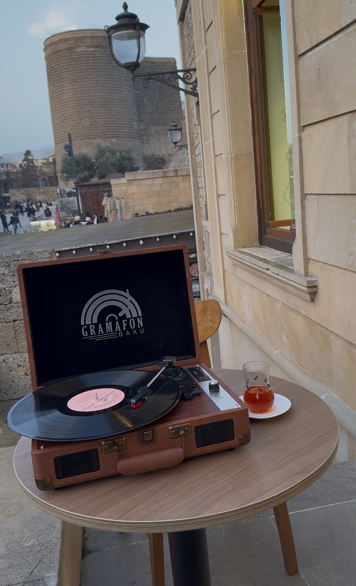 Gramofonbaku GRM007 qəhveyi çanta Pikap – Bluetooth Retro plak Çalar 1 Gramofonbaku GRM007 qəhveyi çanta Pikap – Bluetooth Retro plak Çalar